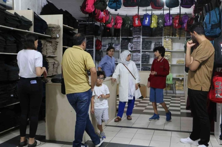 Okulların açılmasına günler kala üniformalar raflarda yerini aldı
