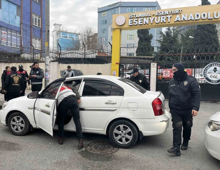 Okulların açılmasıyla birlikte Esenyurt’ta polis ekipleri okul önlerinde denetim gerçekleştirdi
