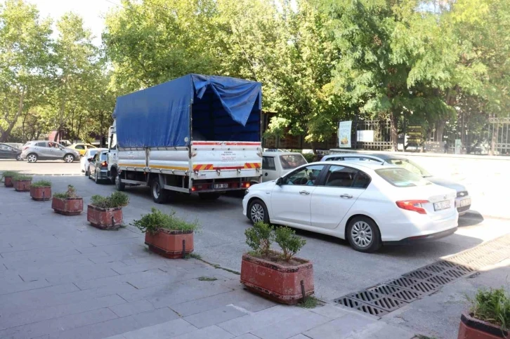 Okulların açılmasıyla o bölgedeki trafik sorunu vatandaşların tepkisine neden oldu
