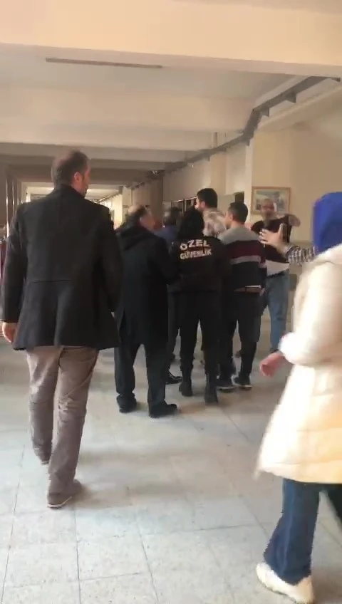 Okulu basan veliler öğretmenleri darp etti
