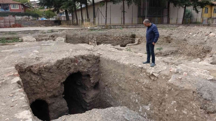 Okulun temel kazısında ortaya çıkmıştı, tahrip edildi
