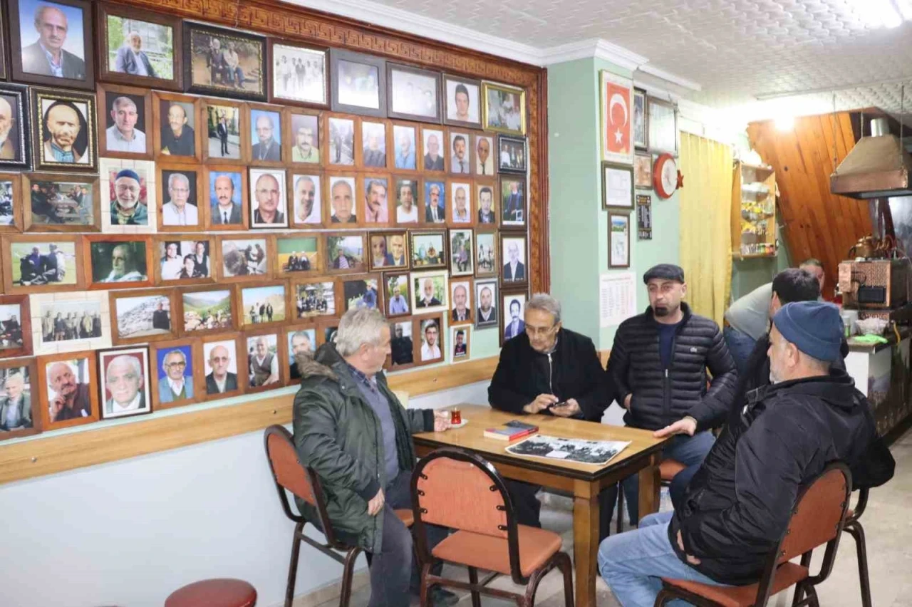 Ölen yakınlarıyla bu çay ocağında bir araya geliyorlar
