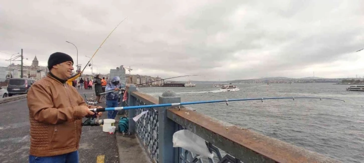 Olta balıkçıları bayramda Galata Köprüsü’ne akın etti
