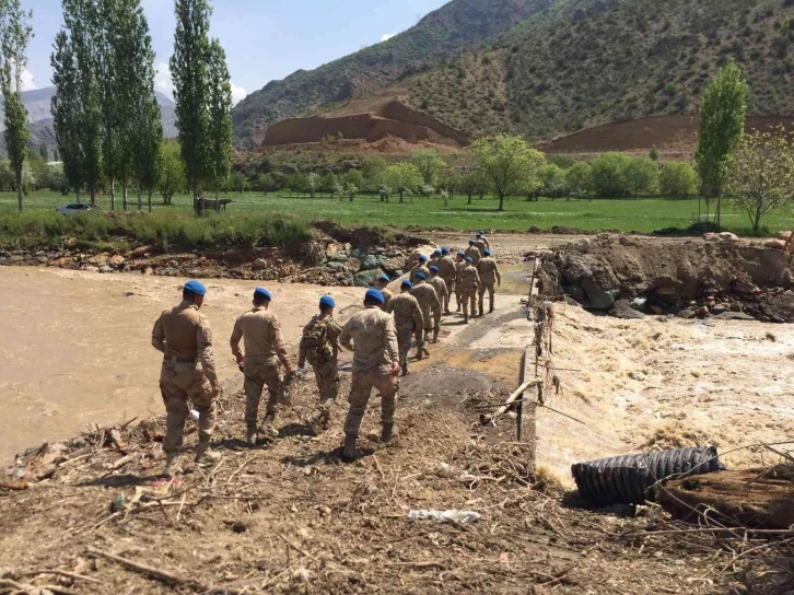 Oltu nehrinde kaybolan babaya ulaşma çalışmaları üçüncü gününde de devam ediyor
