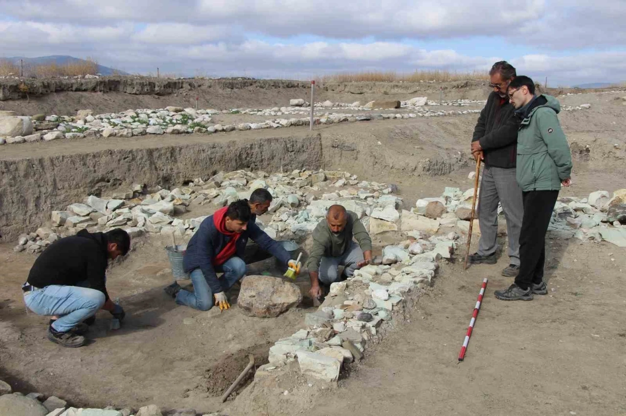 Oluz Höyük’te kutsal oda ve taş ortaya çıkarıldı: &quot;Anadolu arkeolojisinde ilk”
