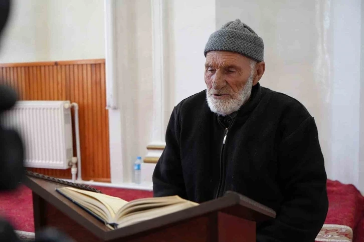 Ömrünü namaz kılmaya Kur’an okumaya adayan 83 yaşındaki ’Hasan amca’ hafızlık yarışmasında ikinci oldu
