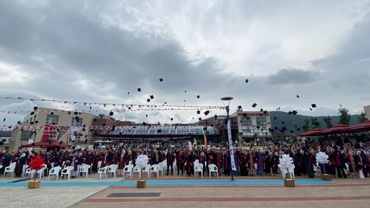 OMÜ İlahiyat Fakültesi’nde mezuniyet heyecanı
