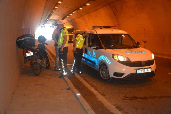 Ön lastiği patlayan motosikletin sürücüsü kazada yaralandı
