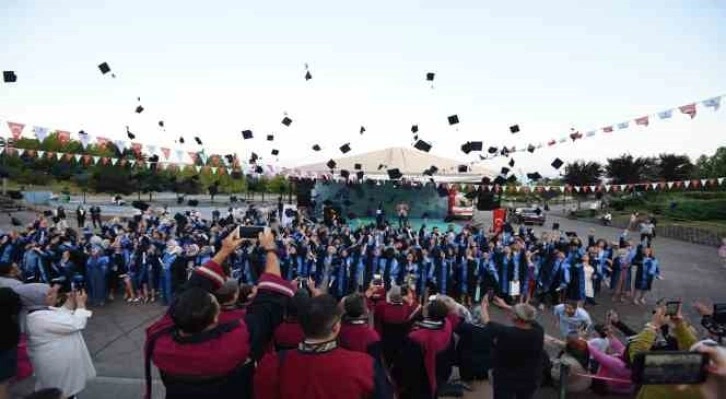 Ön lisans öğrencilerinin mezuniyet coşkusu