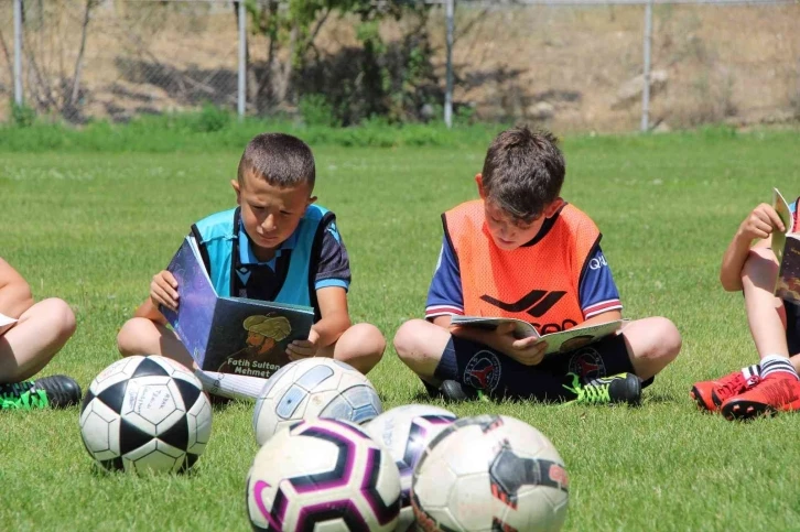 Önce kitap okuyorlar, sonra futbol oynuyorlar
