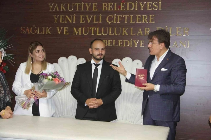 Önce nikah kıydılar, ardından koşarak haber yapmaya gittiler
