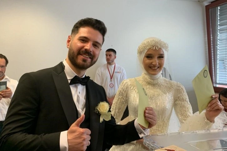 Önce oy kullandılar sonra nikah masasına oturdular