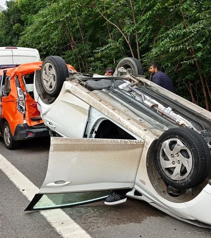 Önce tıra, sonra karayolları ekibinin aracına çarptı: 4 yaralı
