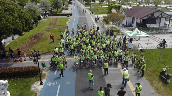 Onlarca bisikletçi bağımlılığa karşı sahilde pedal çevirdi, renkli anlar havadan görüntülendi
