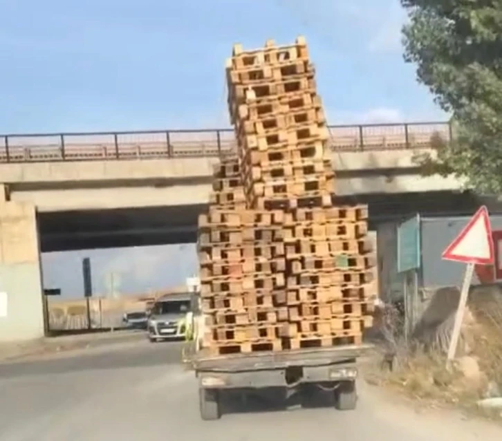 Onlarca paleti kamyonet kasasına iple bağlayıp taşıdı
