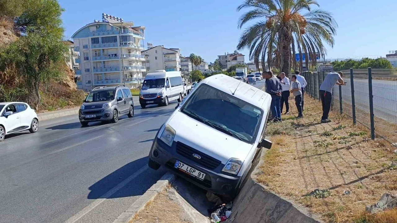 Önündeki araca çarpmamak için yağmur suyu tahliye kanalına düştü
