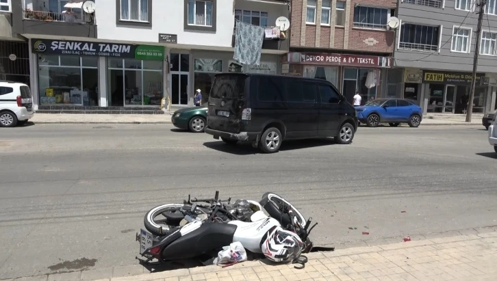 Önündeki minibüse çarpan motosiklet sürücüsü yaralandı
