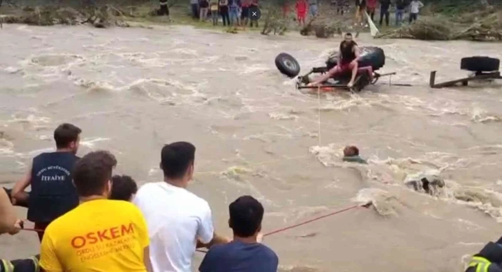 Ordu’da derede sürüklenen traktörde mahsur kalan sürücü kurtarıldı
