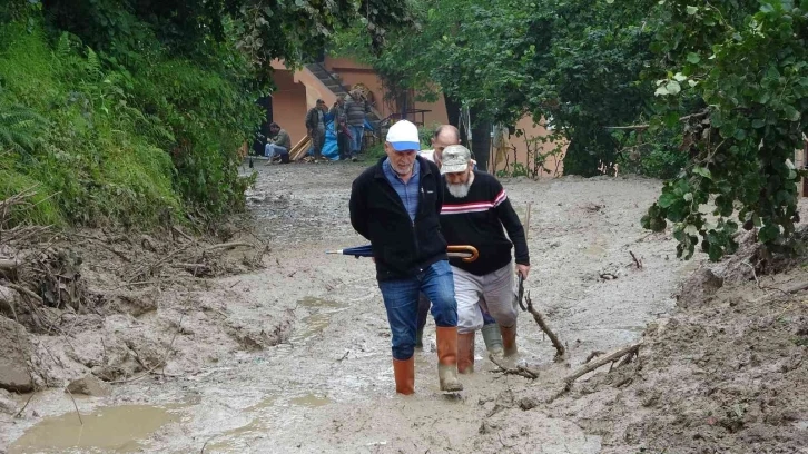 Ordu’da heyelan sonucu 4 ev hasar aldı, bir köprü uçtu, heyelan yollara zarar verdi
