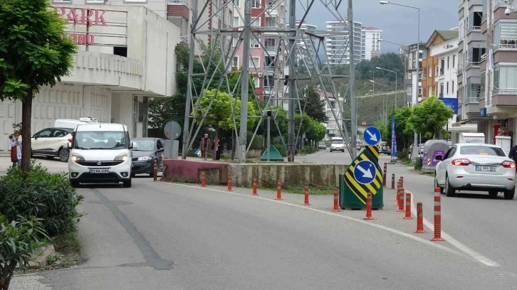 Ordu’da yol ortasındaki yüksek gerilim hattı direği şaşırtıyor
