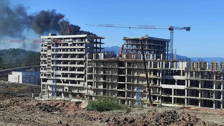 Ordu Şehir Hastanesi inşaatında çıkan yangın korkuttu
