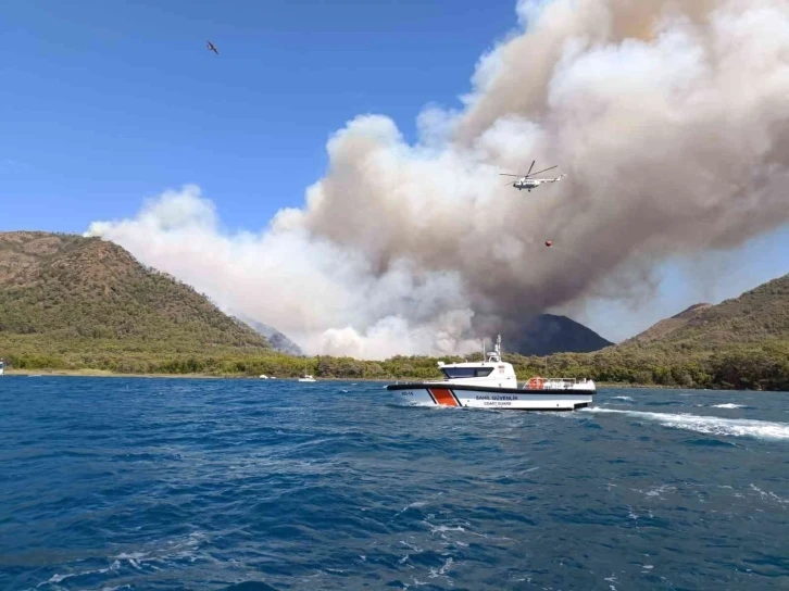 Orman yangını için uçak ve helikopterlerin su aldığı bölge deniz trafiğine kapatıldı
