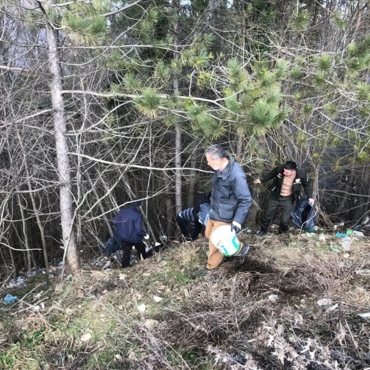 Ormancılar, köylülerle ormanda çöp topladı
