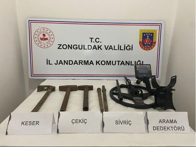 Ormanda kaçak kazı yaparken yakalandı
