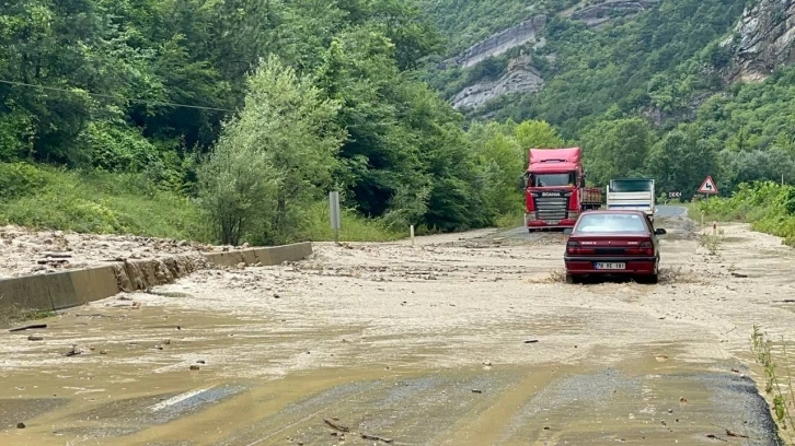 Ormandan gelen su karayolunu taş ve çamur içerisinde bıraktı
