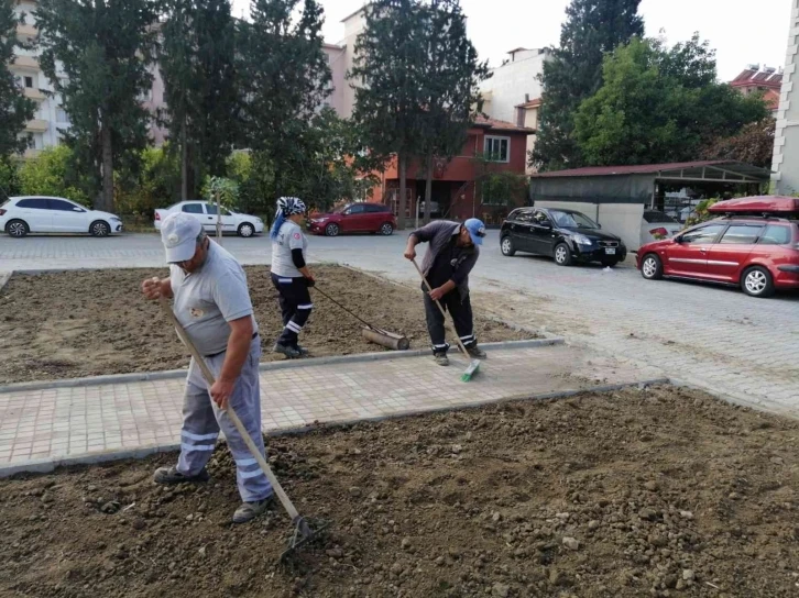 Ortaca’da yeşil alanlarda bakım çalışması
