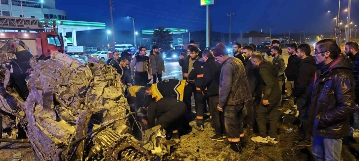 Ortadan ikiye bölünen araç yanarak hurdaya döndü: 1 ağır yaralı
