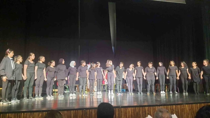 Ortaokul öğrencilerin yıl sonu kutlamasında tiyatro oyunu sahnelendi
