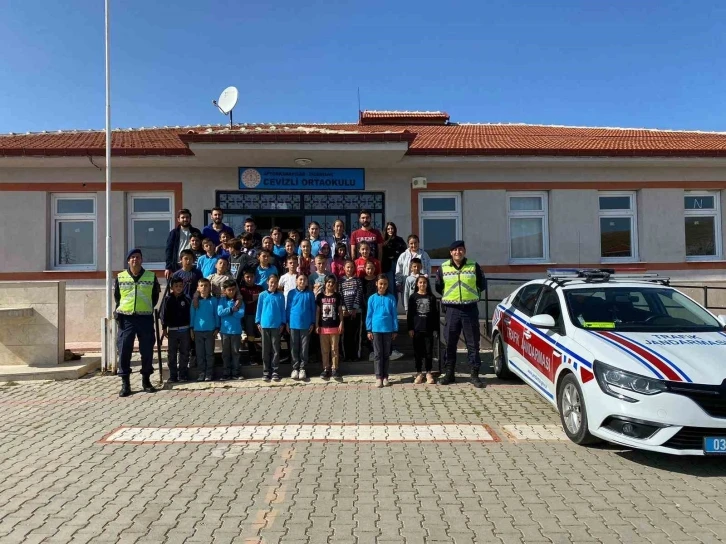 Ortaokul öğrencilerine trafik eğitimi verildi
