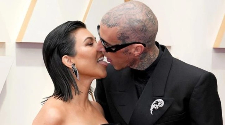 Oscar'a katılan Kourtney Kardashian ve Travis Barker, kırmızı halıda öpüştü