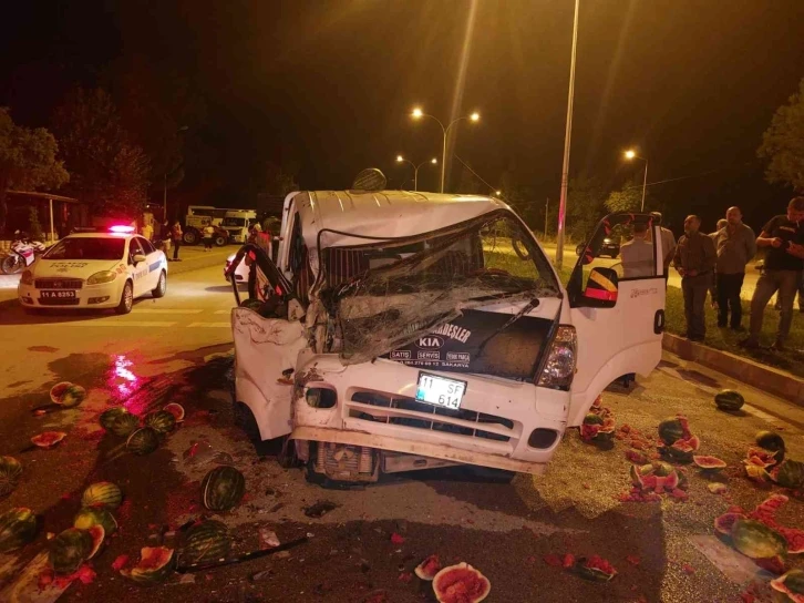 Osmaneli’de kamyonet kaza yaptı, karpuzlar yola saçıldı
