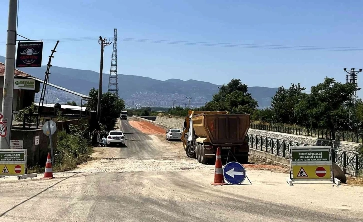 Osmangazi’de asfalt mesaisi hız kesmiyor
