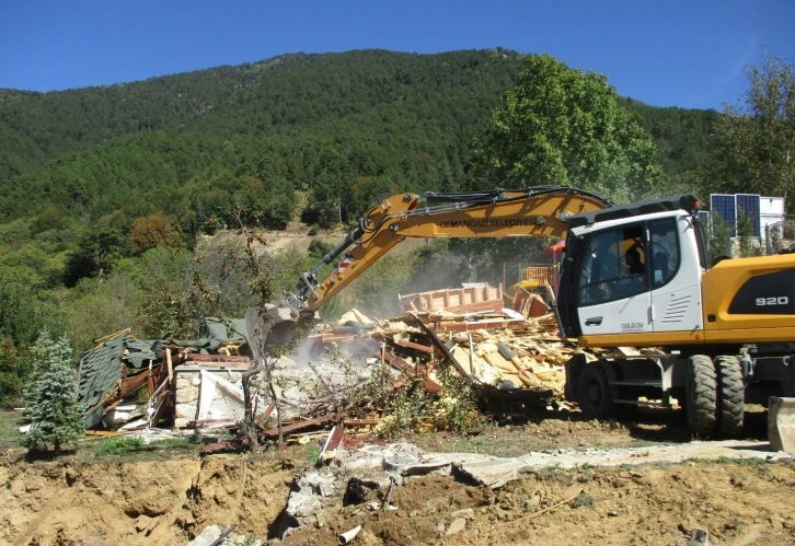 Osmangazi’de orman arazisindeki kaçak ev yıkıldı
