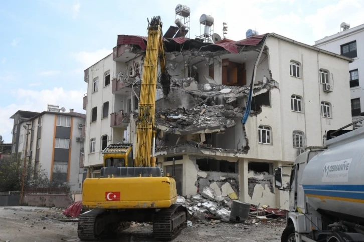 Osmaniye Barosu ağır hasarlı binaların yıkılmasına tedbiren durdurma kararı aldırdı
