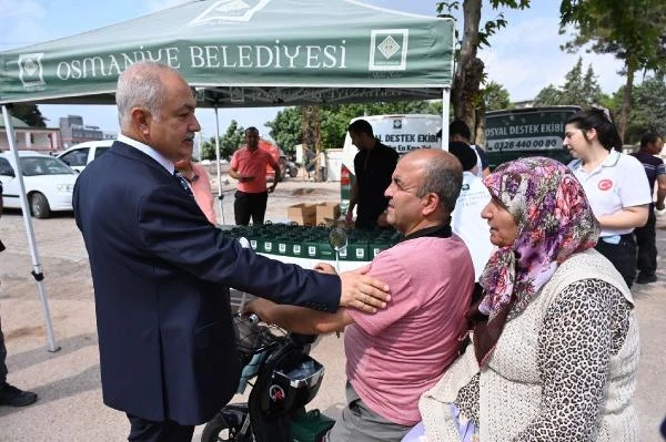 Osmaniye Belediyesi'nden, mezarlık ziyaretine gelenlere ikram