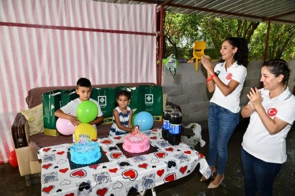 Osmaniye Belediyesi’nden Nahide ve Umut kardeşlere, doğum günü sürprizi