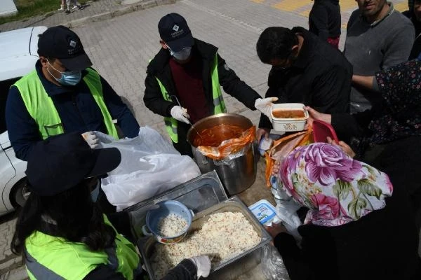 Osmaniye Belediyesi’nden ramazan süresince her gün 30 bin kişilik yemek