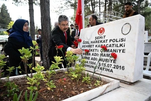 Osmaniye’de, 18 Mart Şehitleri Anma Günü’nde şehitliklere ziyaret