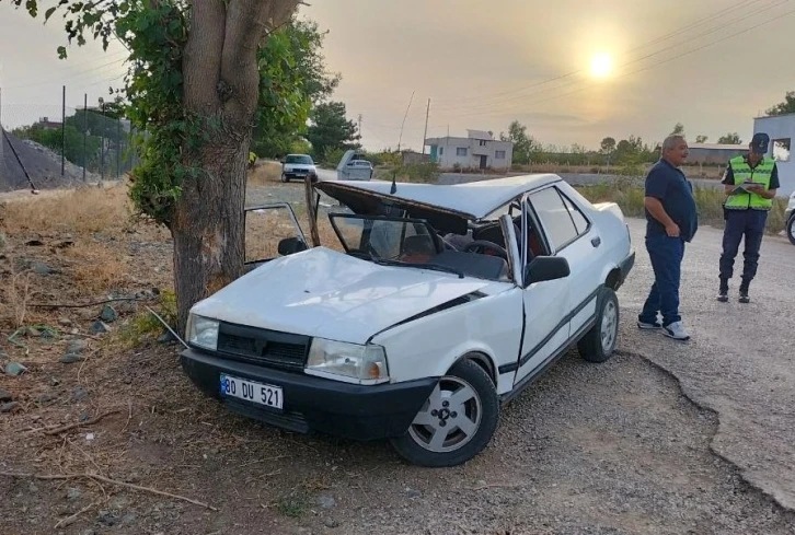 Osmaniye’de ağaca çarpan otomobildeki karı koca yaralandı
