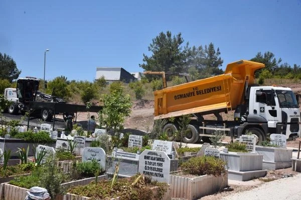 Osmaniye’de, bayram öncesi mezarlıklarda temizlik ve asfaltlama çalışması