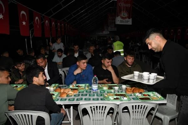 Osmaniye’de binlerce afetzede, sahur sofrasında buluştu