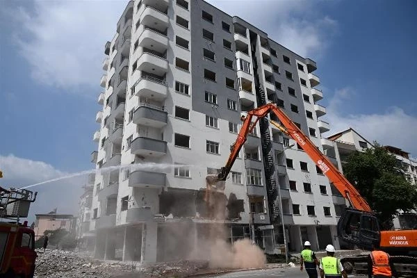 Osmaniye’de depremde ağır hasar gören binaların yıkım çalışması 1,5 içerisinde tamamlanacak