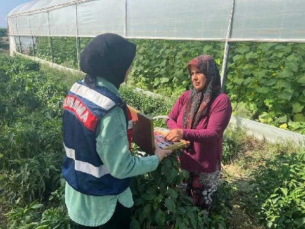 Osmaniye’de jandarma, çitçi kadınların gününü kutladı