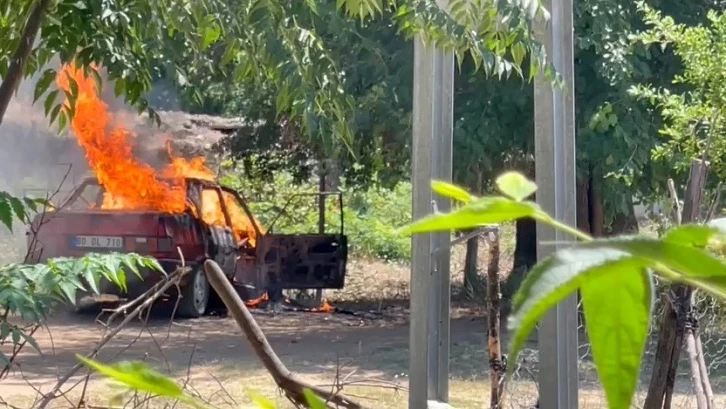 Osmaniye’de park halindeki otomobil alev alev yandı
