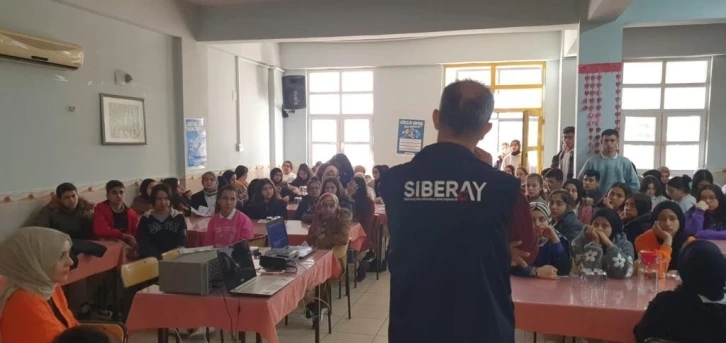 Osmaniye’de polisten siber zorbalık ve teknoloji bağımlılığı eğitimi
