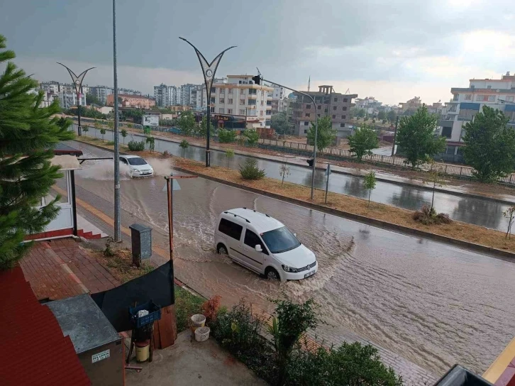 Osmaniye’de sağanak ve fırtınada sokaklar göle döndü
